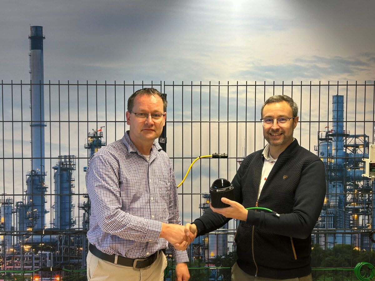 Heiko Viehweger of Hirsch Secure and David Lenot of Quanergy shake hands to announce LiDAR-based perimeter intrusion detection partnership