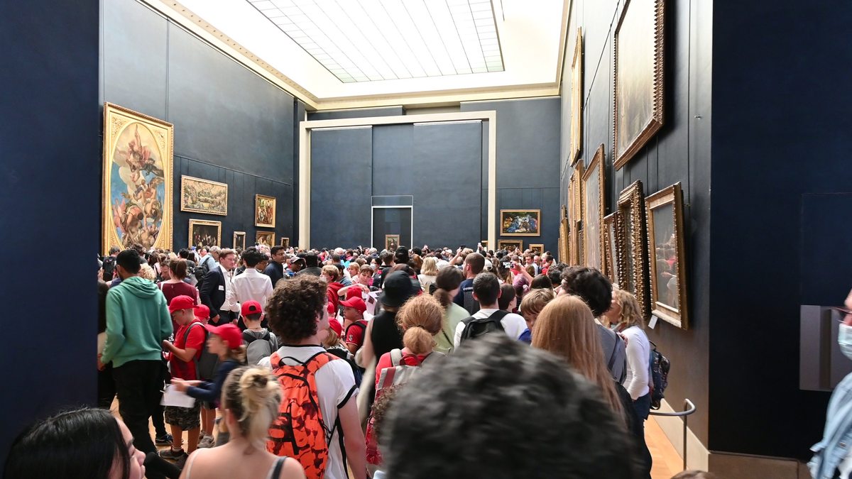 Museum visitors in gallery hall — high foot traffic and crowd density calling for intelligent space sensing